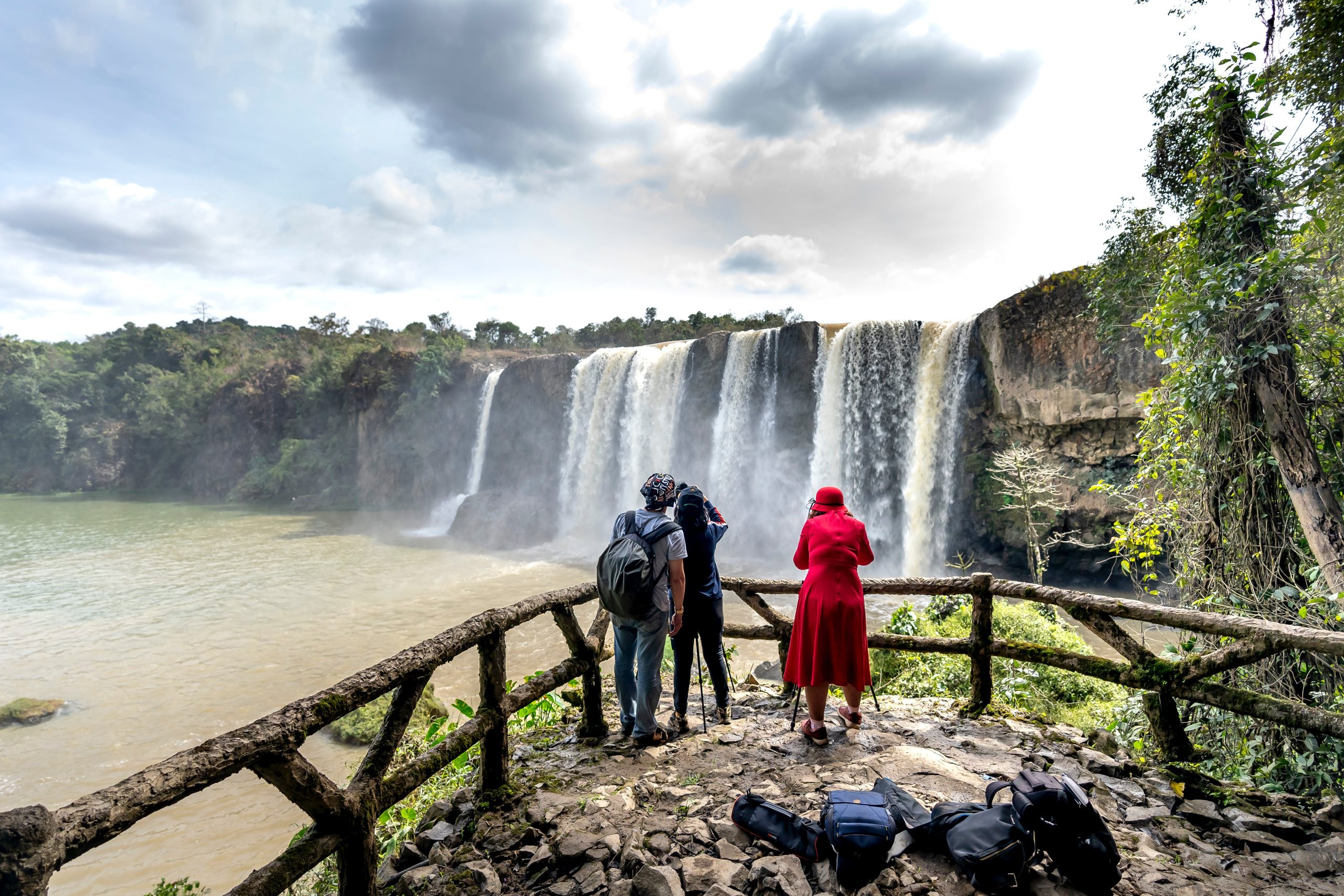 tourists-looking-waterfall-photo